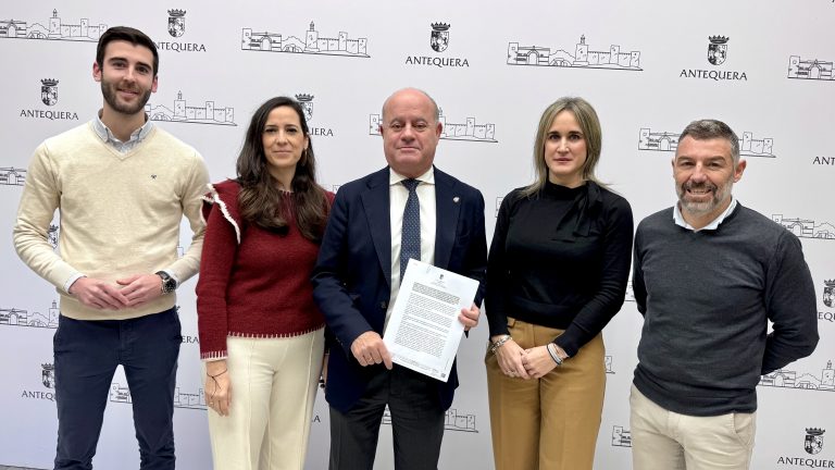 El alcalde junto con miembros del equipo de Gobierno con el documento que acredita la licencia de obras para Supermercados DÍA.