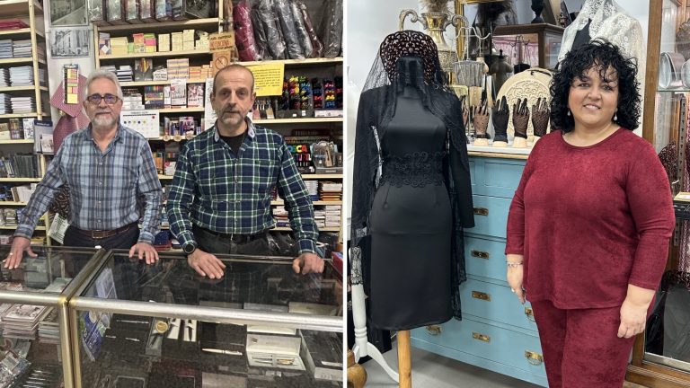 20260206 Los hermanos Carlos e Ignacio Aragón, en la Papelería Aragón, y Censi Sevilla, de Mi Mantilla