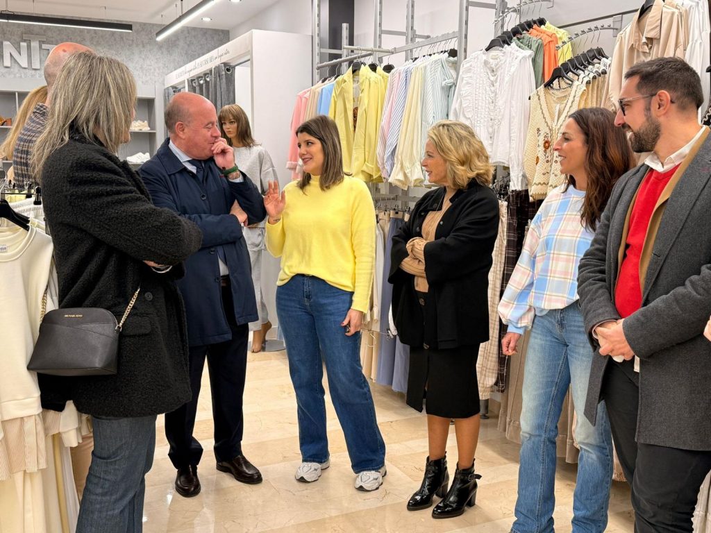 20260218 Visita de la delegada territorial de Comercio, Carmen Sánchez (centro), al comercio Chycos, junto a responsables municipales y de la ACIA