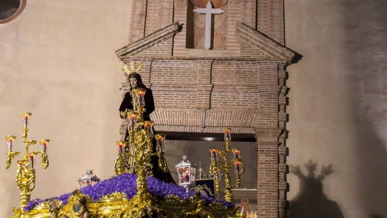 Trono de Nuestro Padre Jesús Preso junto al Convento de la Victoria de Archidona (foto Ayuntamiento de Archidona)