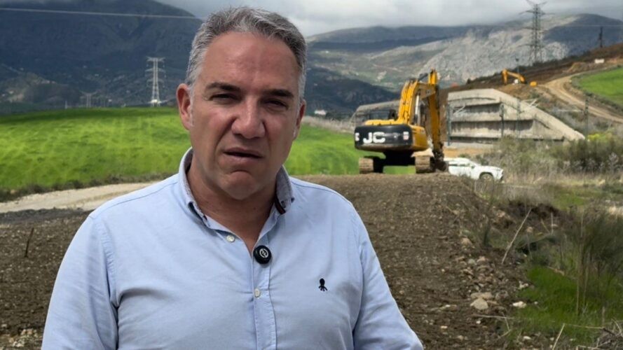 20250308 Elías Bendodo, junto a los trabajo para restaurar un talud en Álora junto a la vía ferroviaria de alta velocidad