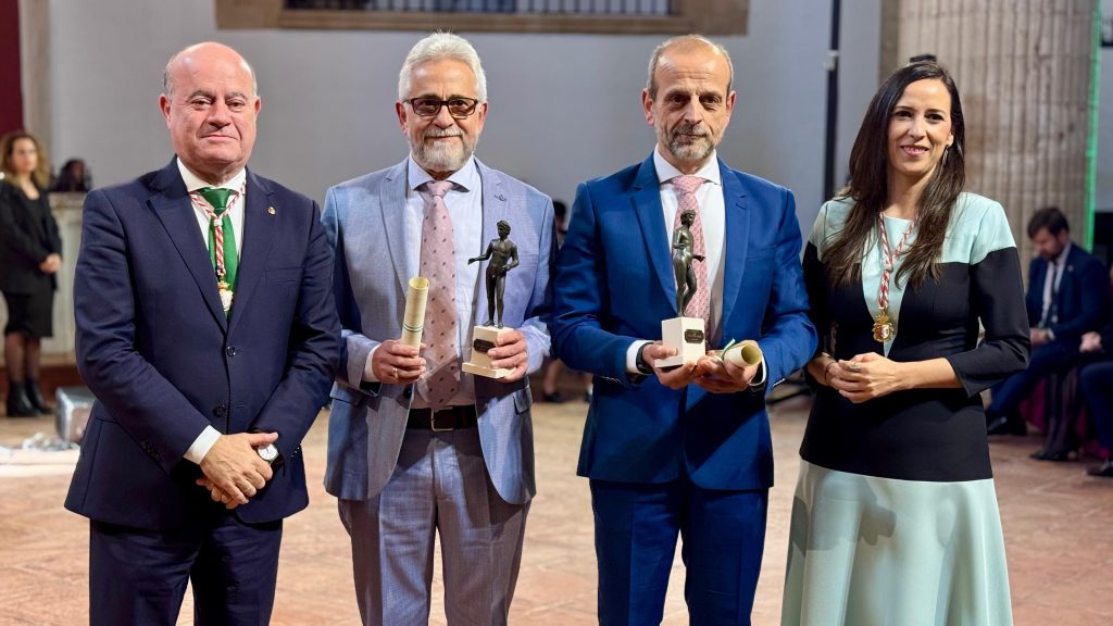 20260228 El alcalde de Antequera, Manolo Barón; los hermanos Aragón, Efebo de Antequera a la Trayectoria Profesional, y la edil de Comercio, Ana Cebrián