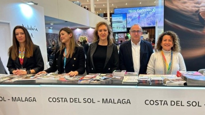 20260228 Técnicos de turismo de Antequera (centro) junto a otros profesionales del sector en el estand de Turismo Costa del Sol en Navartur 2026