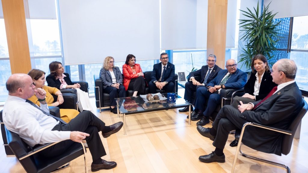 20260301 El alcalde de Antequera, Manolo Barón, junto al presidente de la Diputación y otros regidores de municipios turístico de Málaga