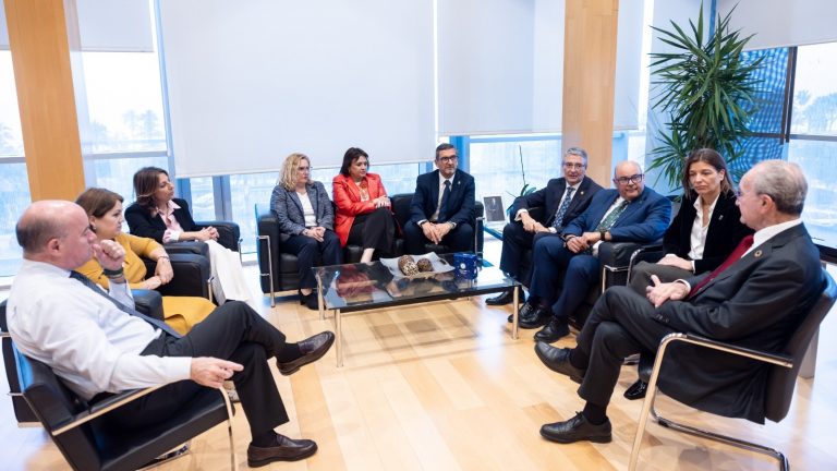 20260301 El alcalde de Antequera, Manolo Barón, junto al presidente de la Diputación y otros regidores de municipios turístico de Málaga