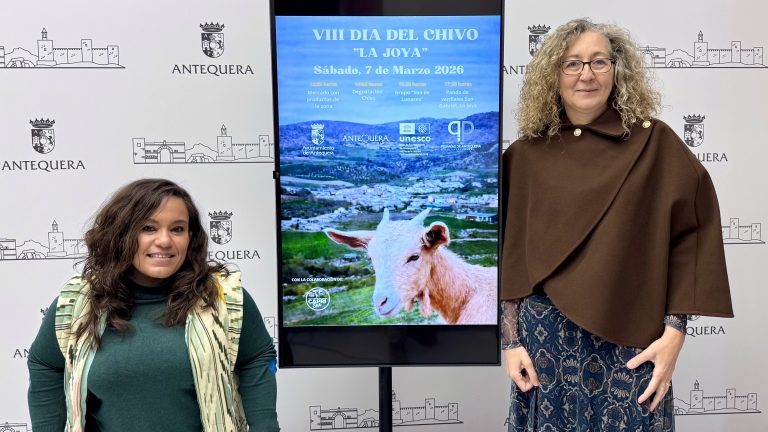 20260302 Sara Ríos, concejala de Pedanías y Milagros Ruiz, alcaldesa pedánea de La Joya, en la presentación del VIII Día del Chivo