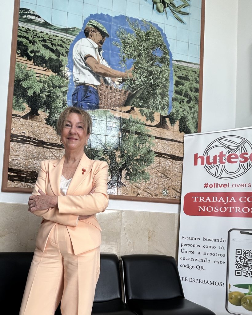 20260303 María Paz Hurtado, junto al mosaico que se puede ver a la entrada de las oficinas de Hutesa Agroalimentaria