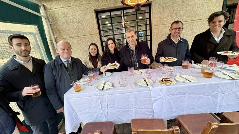 20260305 Representantes municipales y de patrocinadores de la XIII Ruta Gastroturística en la inauguración de la edición en el Mesón La Grada