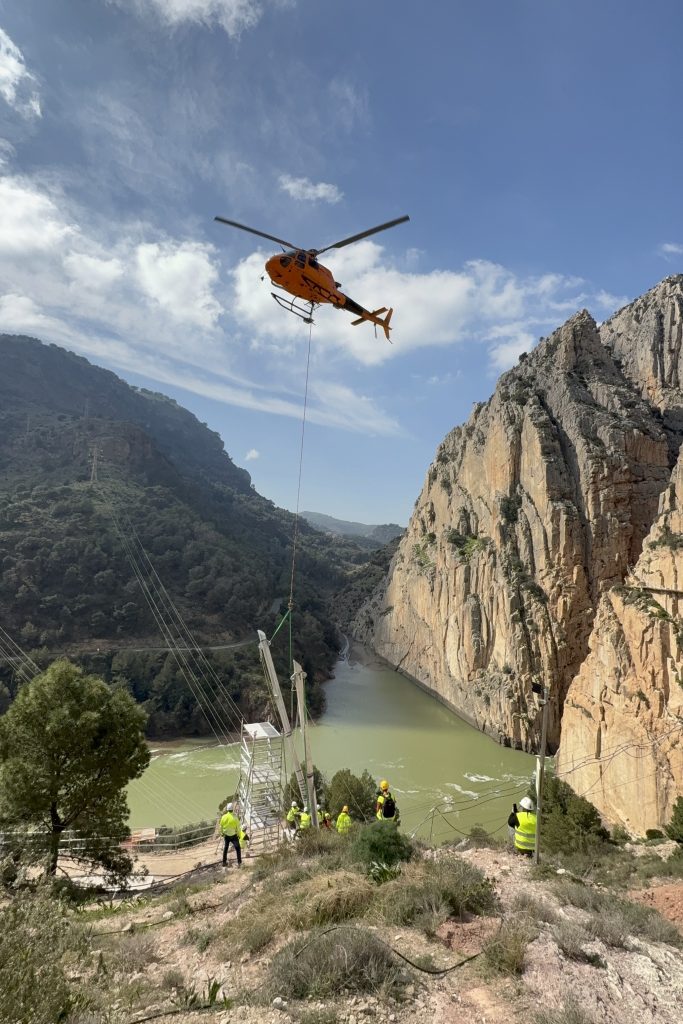 20260306 Helicóptero empleado para la obra del nuevo puente colgante del Caminito del Rey