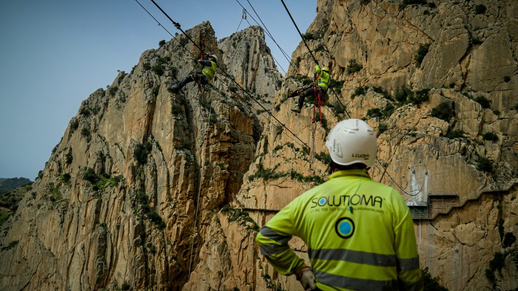 Operararios en la instalación del nuevo puente colgante del Caminito del Rey (1)