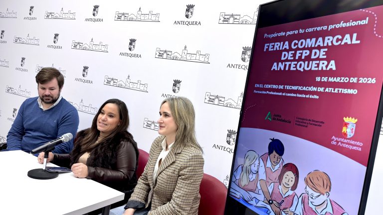 20260309 Antonio García, Sara Ríos y Paqui Sánchez en la presentación de la nueva Feria Comarcal de FP de Antequera