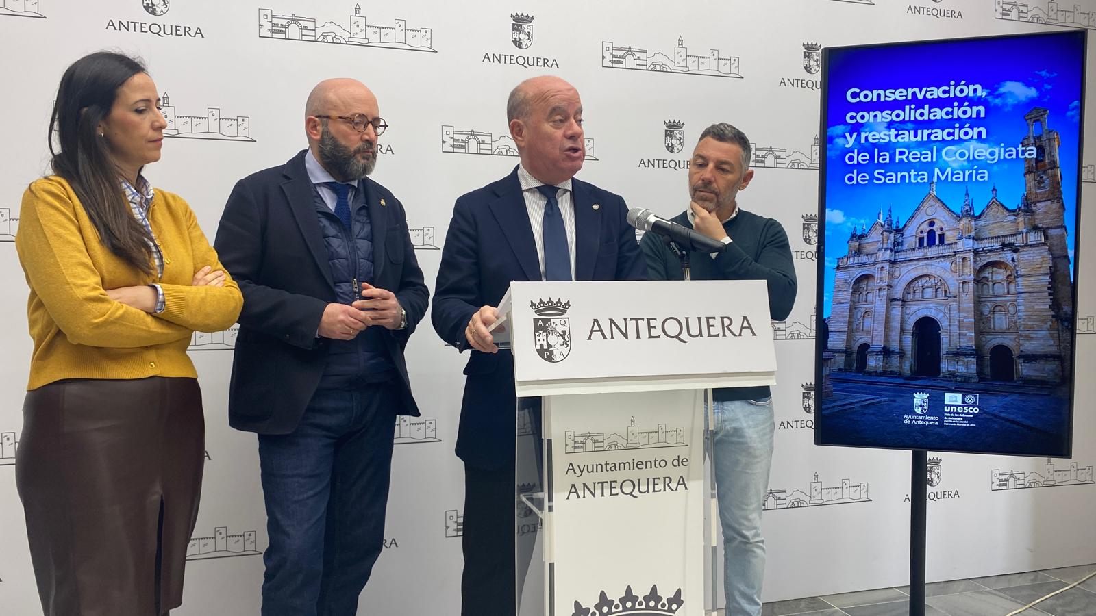 20260316 El alcalde Manolo Barón, junto a Ana Cebrián, José Medina Galeote y Juan Rosas, informando del proyecto de restauración en la Real Colegiata de Santa María de Antequera