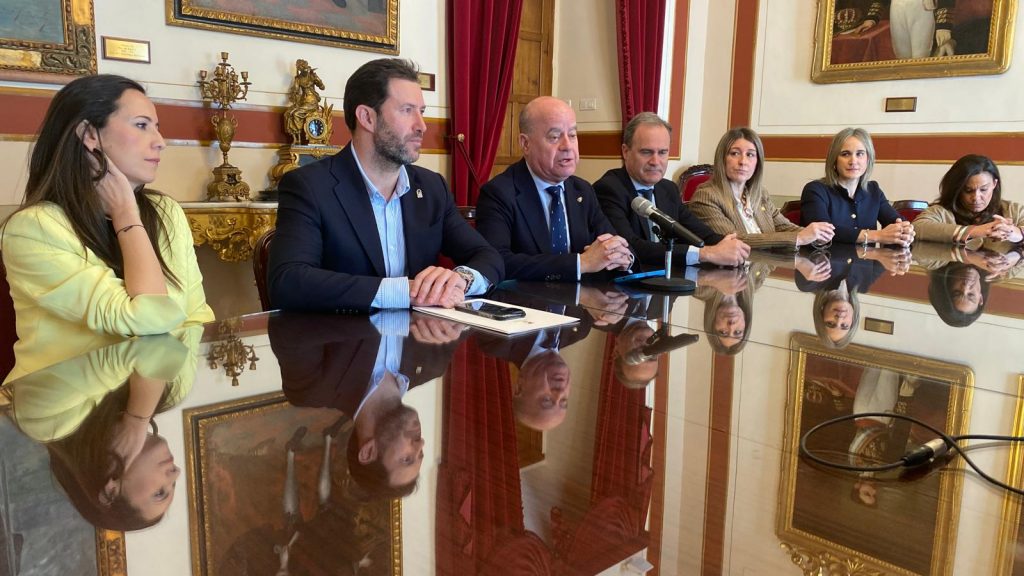 20260317 El alcalde Manolo Barón (c), junto a Manuel Larrasa (i) y Antonio García Acedo, junto a parte del equipo de Gobierno local