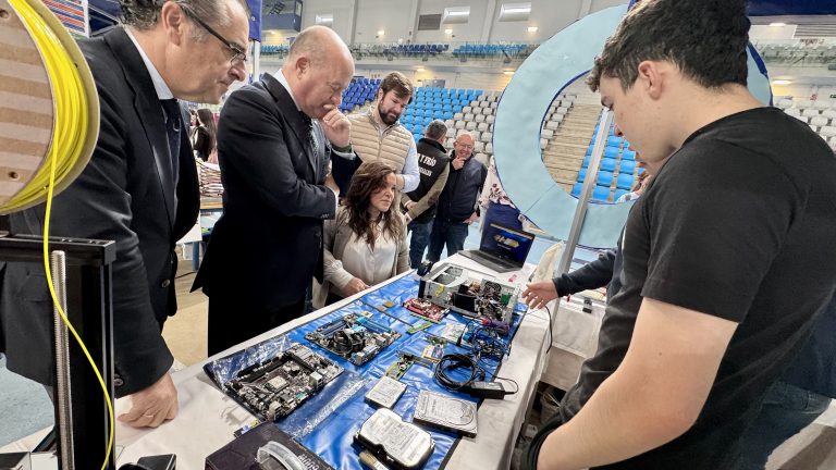 20260318 Autoridades visitando uno de los expositores de la IV Feria Comarcal de FP de Antequera
