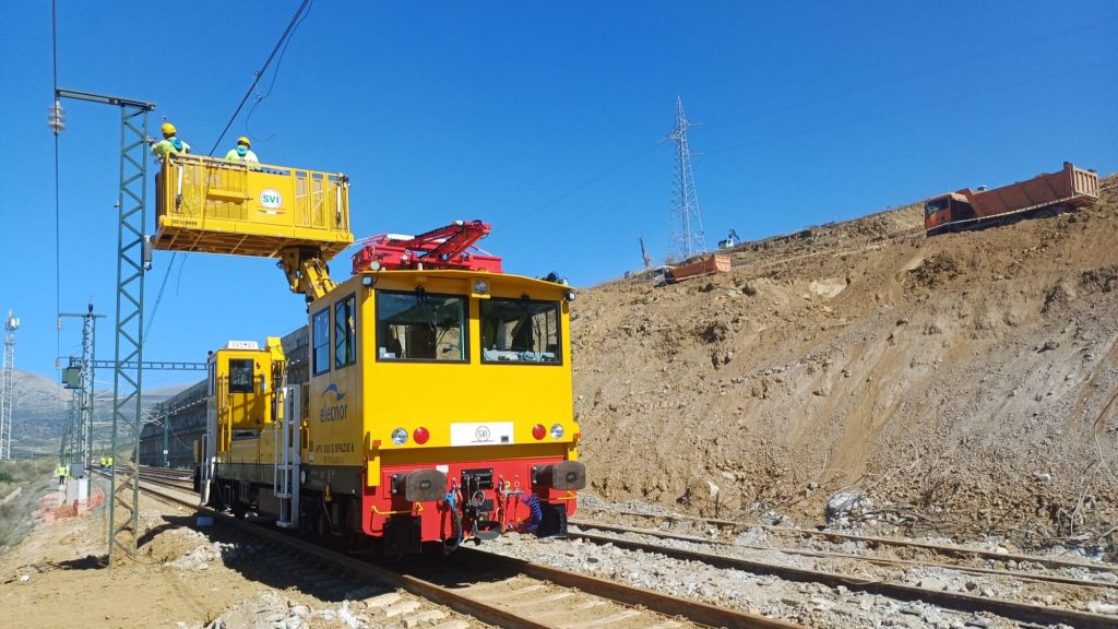 20260318 Operararios reparando la infaestructura de la línea de alta velocidad Málaga - Sevilla