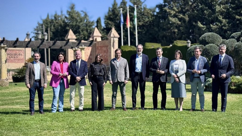 20260325 Dirigentes del PP en las instalaciones del Hotel Finca Eslava