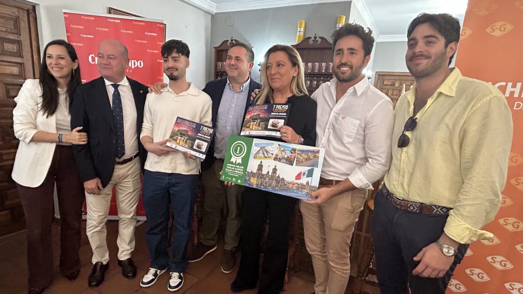20260326 Responsables del Saborío del Hacebuche junto a los respresentantes municipales y de los organizadores de la XIII Ruta Gastroturística de Antequera