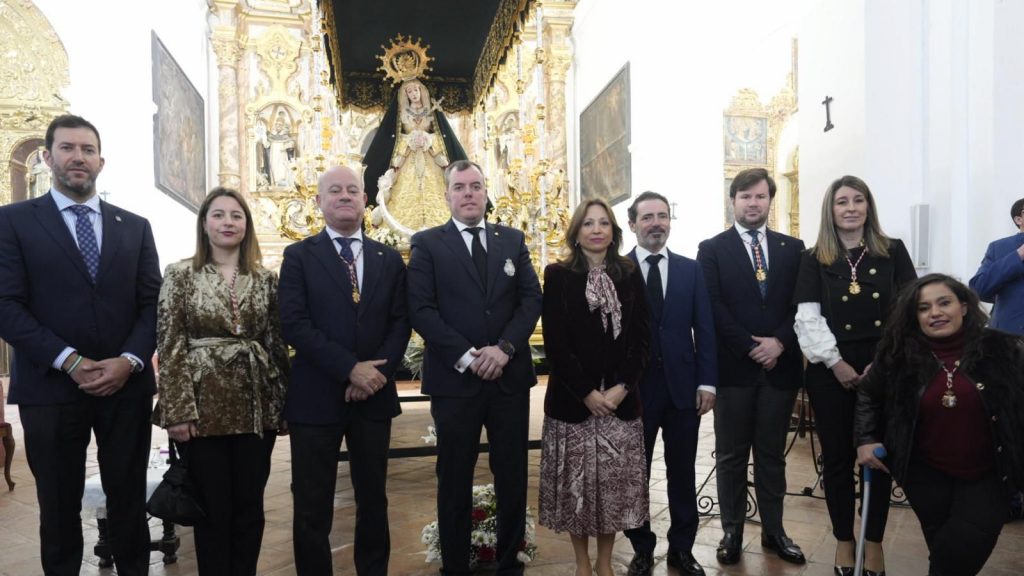 20260330 La delegada de la Junta en Málaga, Patricia Navarro (centro), junto al resto de autoridades y representantes cofrades en la iglesia del Real Monasterio de San Zoilo de Antequera