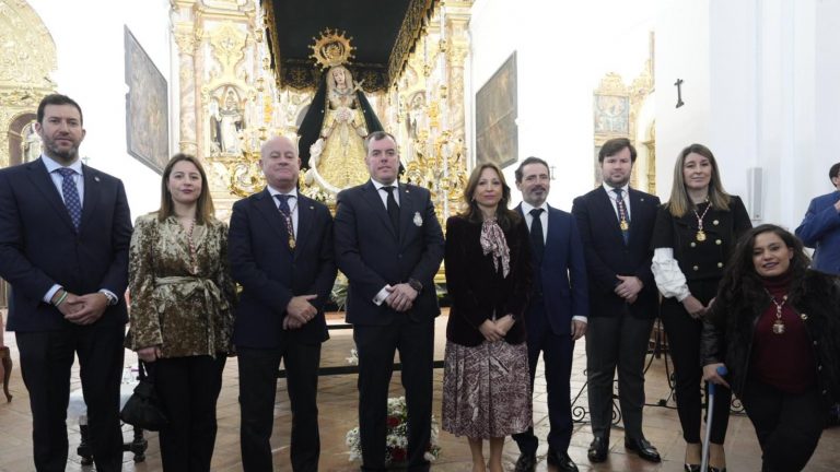 20260330 La delegada de la Junta en Málaga, Patricia Navarro (centro), junto al resto de autoridades y representantes cofrades en la iglesia del Real Monasterio de San Zoilo de Antequera