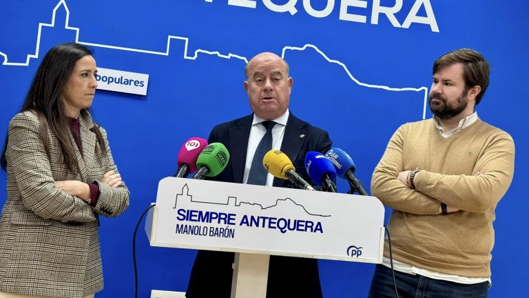 20260319 El alcalde Manolo Barón, junto a los ediles Ana Cebrián y Antonio García Acedo en la sede del PP de Antequera