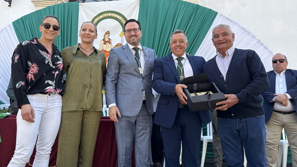 El empresario hostelero Antonio García (d), junto responsables municipales y su familia, en el acto institucional del Día de Andalucía en Sierra de Yeguas