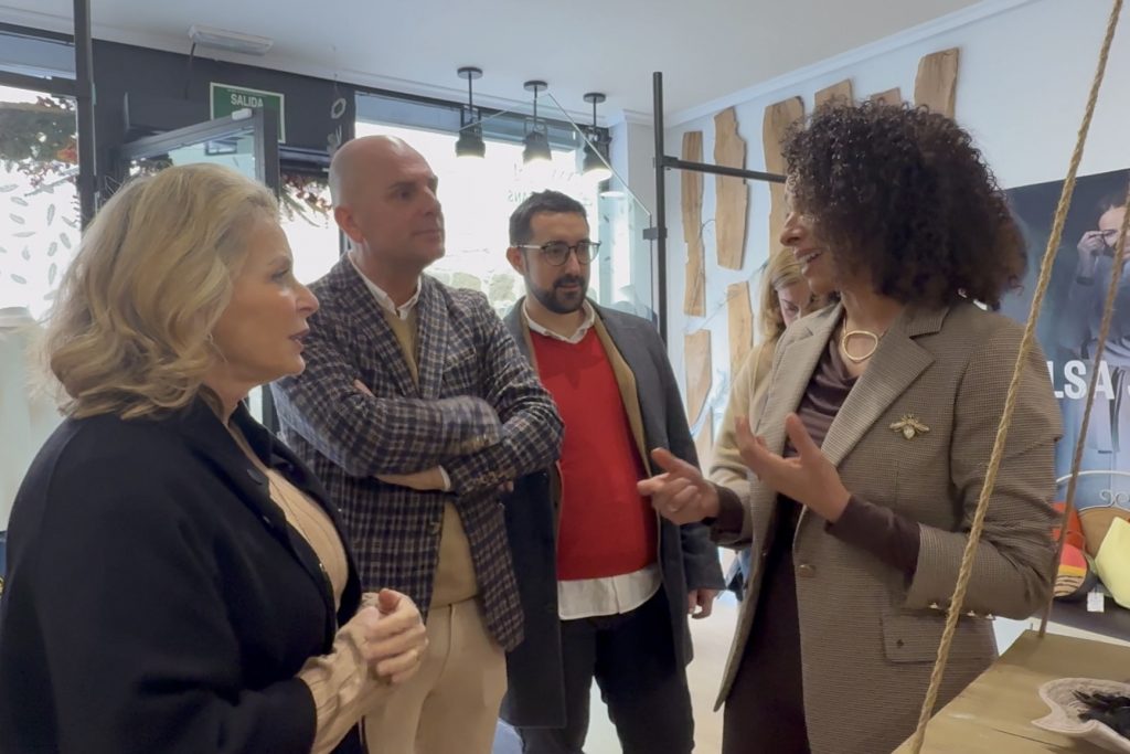 Jihan Chantoufi Benlamlih, durante una visita de la delegada territorial de Empleoy y Empresa en Málaga, Carmen Sánchez Sierras, junto a responsables de la ACIA