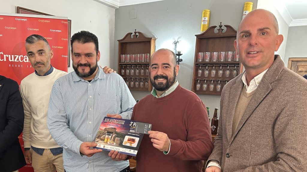 Representantes de Bodegas Triana junto al gerente de la ACIA, Jaime Barranco