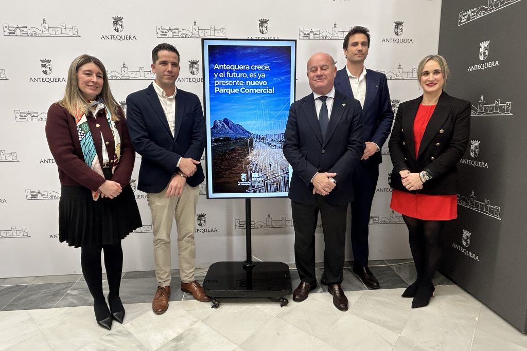 Teresa Molina, Óscar Sánchez, Manolo Barón, José María García y Paqui Sánchez, en la presentación del proyecto del parque comercial que promueve SUBA en Antequera