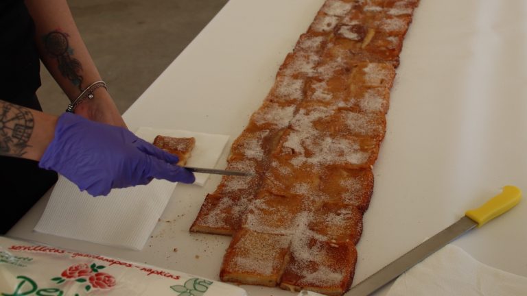 Torrija gigante elaborada en Cuevas de San Marcos por la panadería Galancho