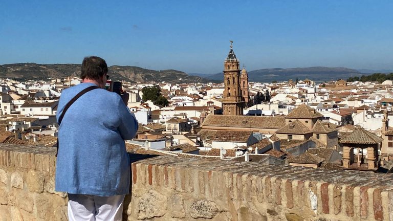 Turista haciendo una foto desde el mirador de las Almenillas del recinto amurallado de Antequera