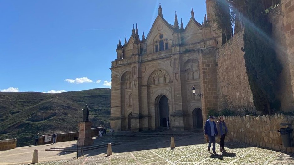 Turistas en el recinto momental junto a la Real Colegiata de Santa María la mayor de Antequera
