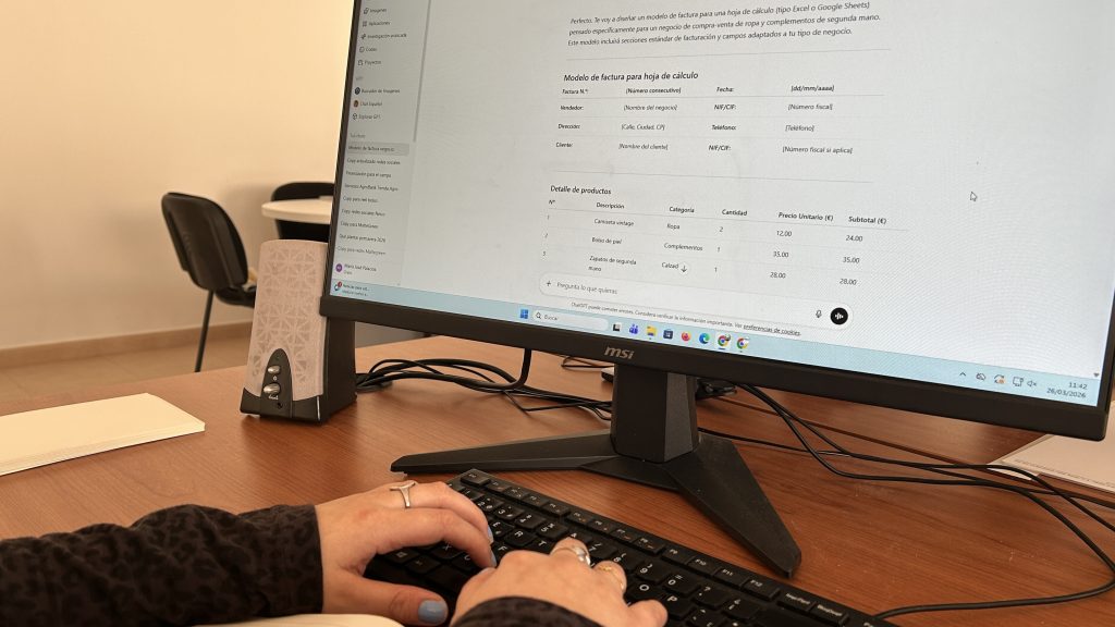 Usuaria preguntando a Chat GPT cómo crear un modelo de factura