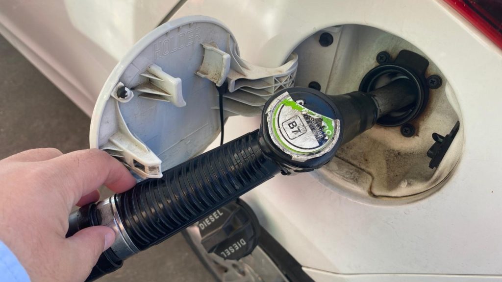 Usuario repostando en una gasolinera