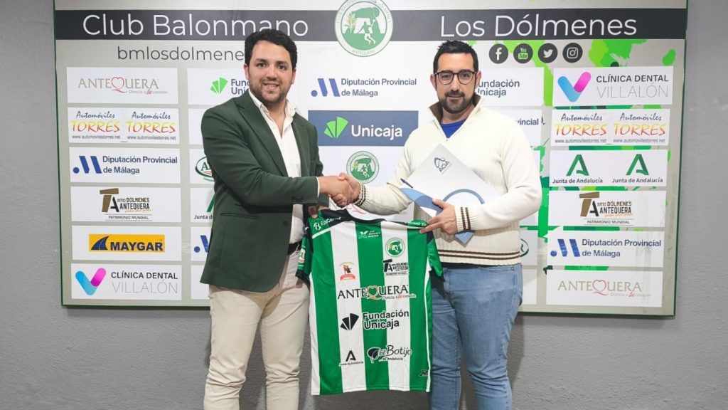 20260407 Daniel Podadera, presidente del Club Balonmano Los Dólmenes de Antequera, y Jorge del Pino, presidente de la ACIA, tras la firma del acuerdo