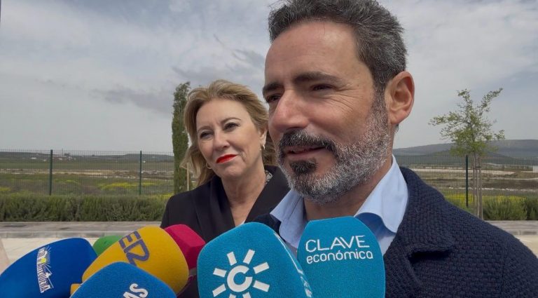 20260409 José Ramón Carmona, presidente del PP de Málaga, junto a Carolina España, consejera de Economía de la Junta, en su visita al Puerto Seco de Antequera