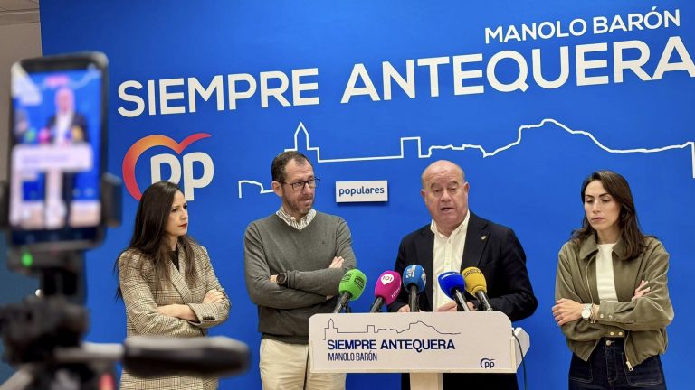 20260414 El alcalde Manolo Barón, acompañado por los ediles Ana Cebrián, Alberto Arana y María Sierras en la sede del PP de Antequera