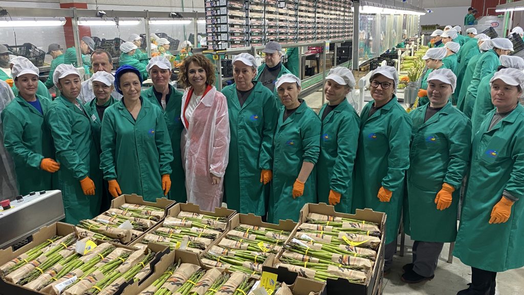 20260415 María Jesús Montero, secretaria general del PSOE de Andalucía, junto trabajadoras de Horticultores El Torcal en su visita a la cooperativa