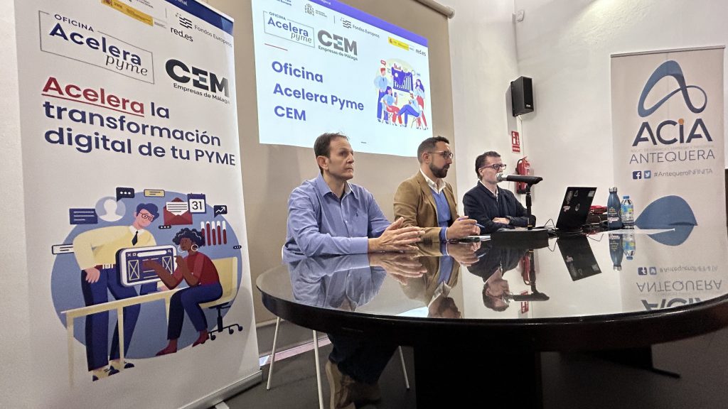 20260416 Isaac Morán, Jorge del Pino y Félix Infante, en la bienvenida a los asistentes al taller de IA