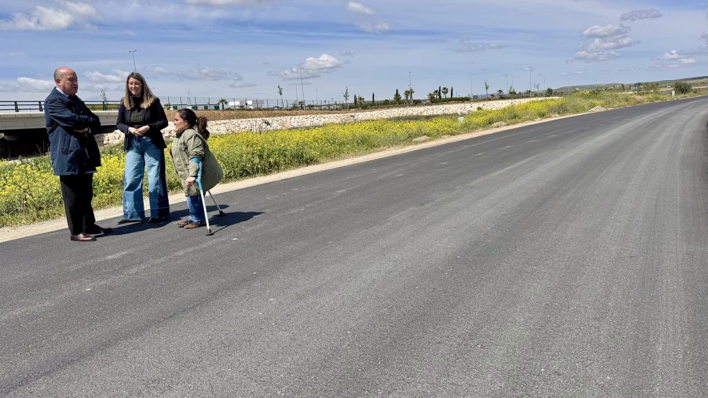 20260417 Manolo Barón, Teresa Molina y Sara Ríos, visitando la vía que conecta Bobadilla con el Puerto Seco de Antequera