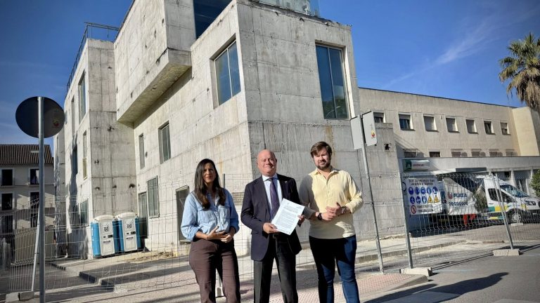 20260420 Ana Cebrián, Manolo Barón y Antonio García Mendoza, junto al Centro de Atención e Información de de la Seguridad Social en Antequera