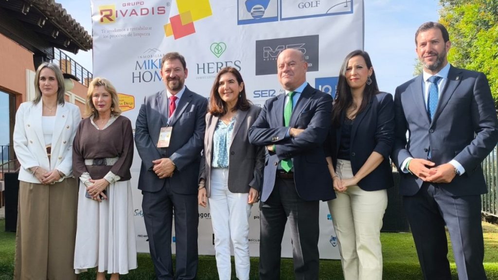20260423 El presidente de ACEM Antequera, Ricardo Vallespín, (izquierda), junto a las autoridades asistentes al evento