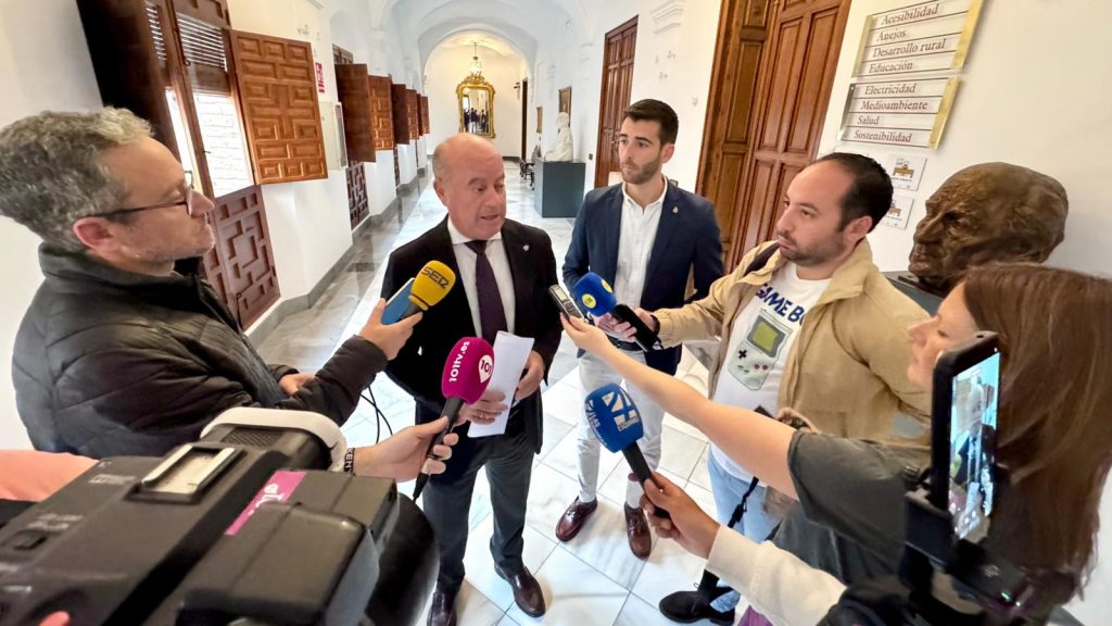 El alcalde Manolo Barón y el edil de Hacienda, José Manuel Fernández, atendiendo a los medios de comunicación en el Ayuntamiento de Antequera