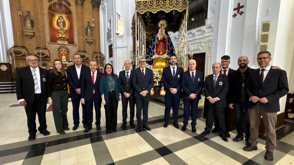 20260331 Josele Aguilar, secretario generla del PSOE de Málag,a junto a miembros de la Cofradía del Rescate de Antequera y de la agrupación socialista local