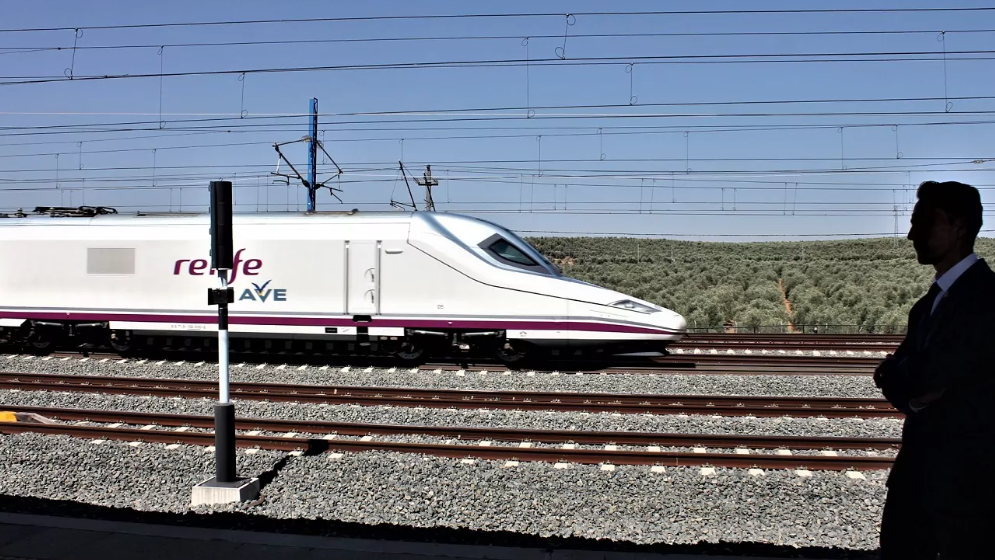 AVE parado en las vías de la Estación Antequera - Santa Ana