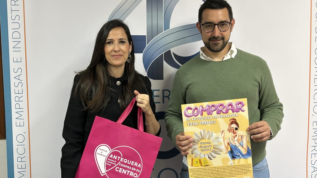 Ana Cebrián, teniente de alcalde delegada de Comercio en Antequera, y Jorge del Prino, presidente de la ACIA