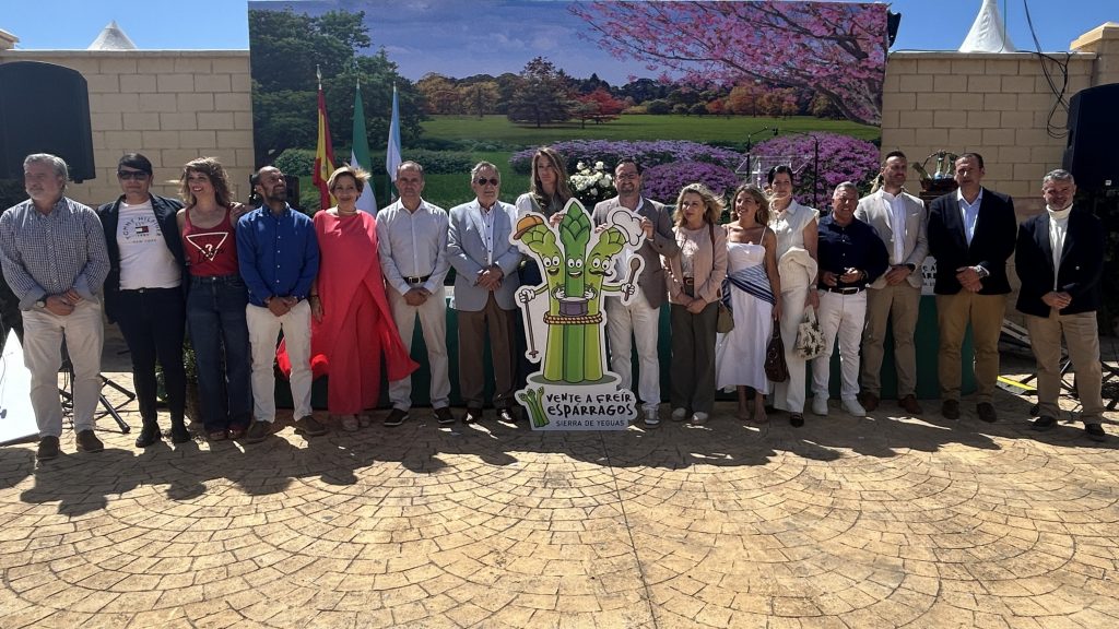 Autoridades asistentes tras la inauguración de la XXIV Feria del Espárrago de Sierra de Yeguas