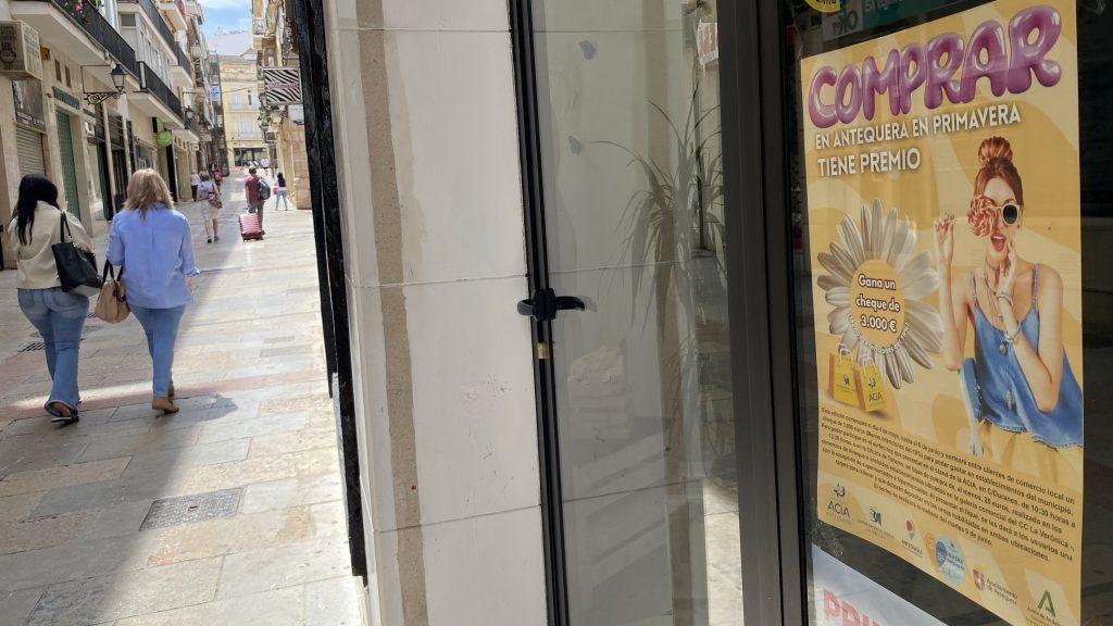 Cartelería de la promoción 'Comprar en Antequera en primavera tiene premio' 2026