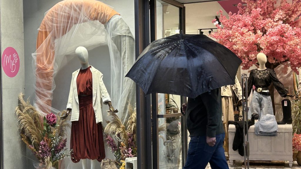 Comercio de Antequera con un escaparte primaveral