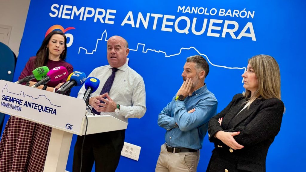 El alcalde Manolo Barón, junto a los ediles Ana Cebrián, Juan Rosas y Teresa Molina