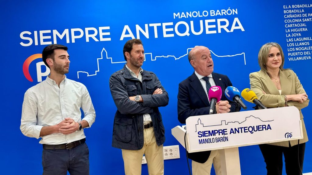 El alcalde Manolo Barón, junto a José Manuel Fernández, Antonio García Acedo y Paqui Sánchez, en la sede del PP de Antequera